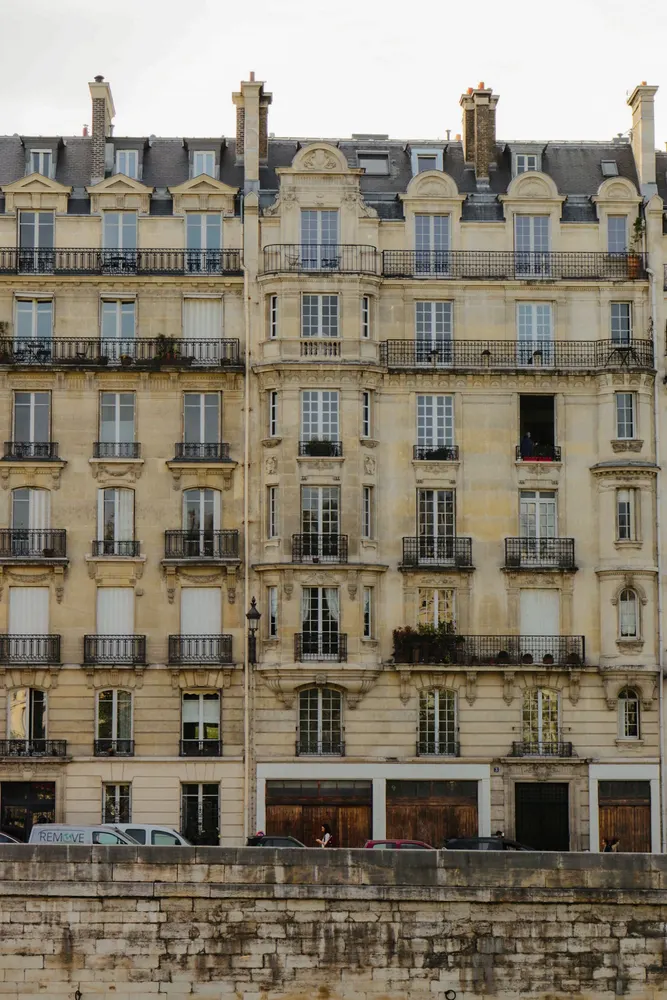 Façades et balcons d’immeubles parisiens.